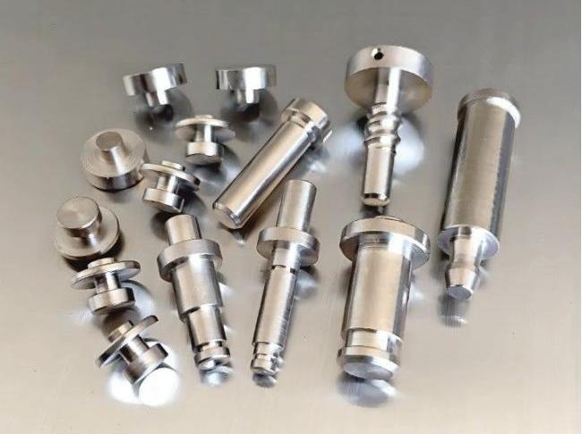 金屬與塑料鉚釘終極指南：精密制造的7大關鍵類型、鉆孔尺寸及毛刺解決方案